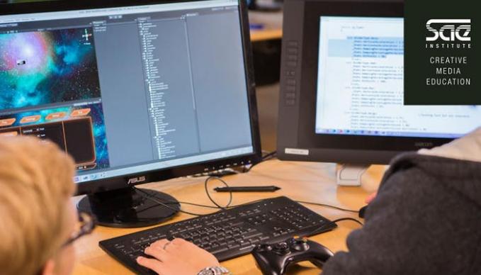 SAE Institute München - Zwei Studenten vor zwei Bildschirmen - Games Programming
